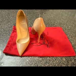 Selling size 34.5 Made of nude patent leather.